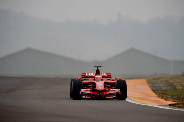 Ferrari F1 en la pista vista frontal