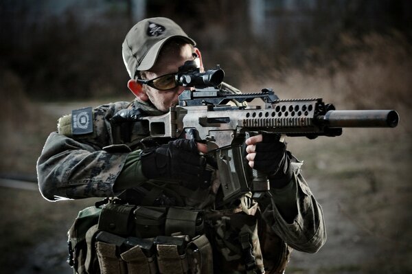 Soldado en uniforme con armas en la fabricación