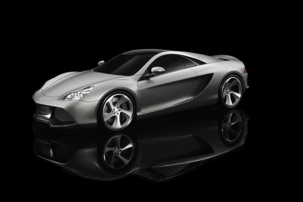 Concept car argento insolito su sfondo nero