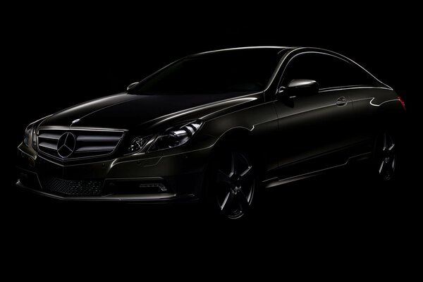 Noir coupé mercedes-benz classe e