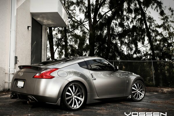 Beautiful ass of a metallic Nissan