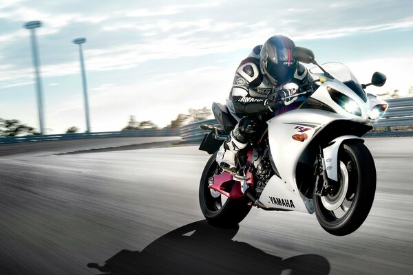 White yamaha motorcycle rides at high speed