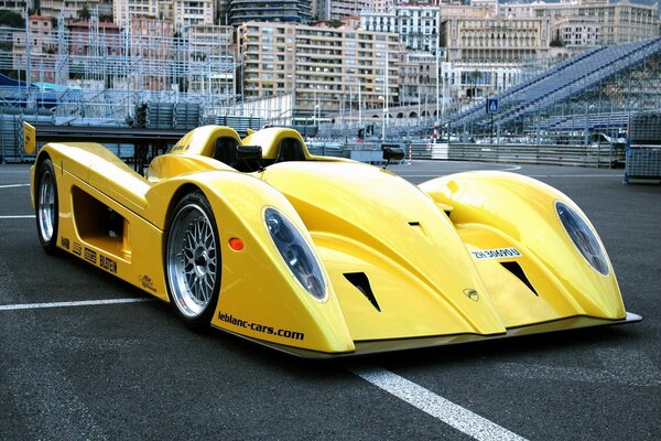 Voiture de sport jaune Leblanc Mirabeau