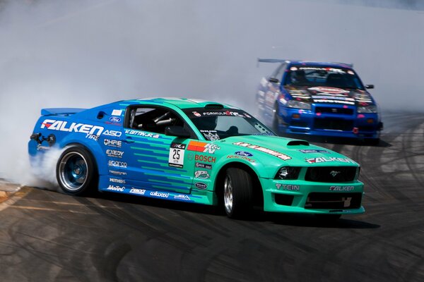 La voiture de sport Mustang participe à la course