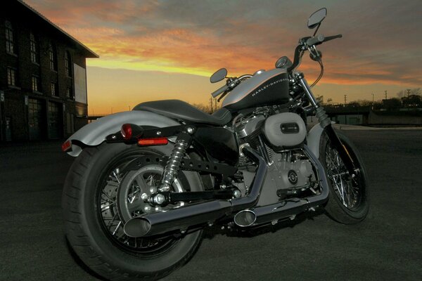 Una poderosa y hermosa motocicleta se encuentra al atardecer