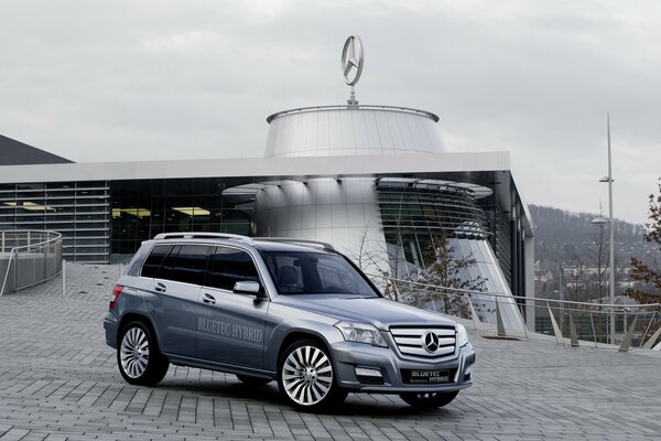 Mercedes Hybrid in grauer Farbe am offiziellen Laden mit Emblem