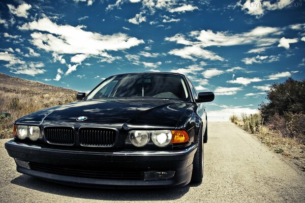 BMW negro contra el cielo con nubes