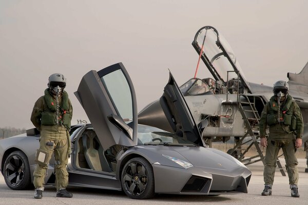 Pilotos militares de pie cerca de Lamborghini