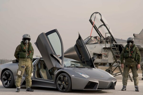 Pilotes militaires se tiennent près de Lamborghini