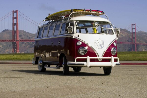 Elegante minibus Wolkswagen en el fondo Del puente Golden Gate