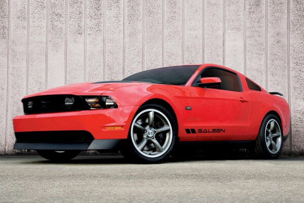 Mustang rouge sur fond de mur avec Vitres teintées