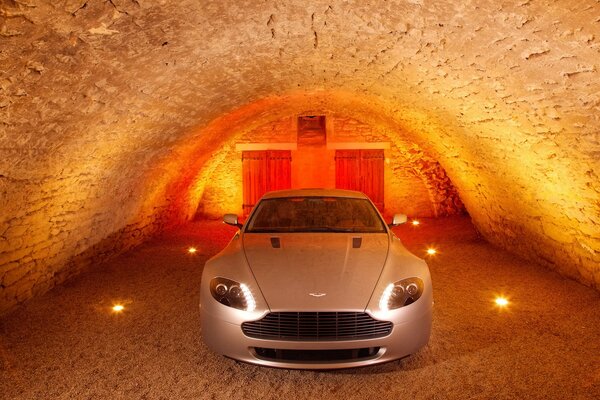 Aston Martin dans la cave avec éclairage