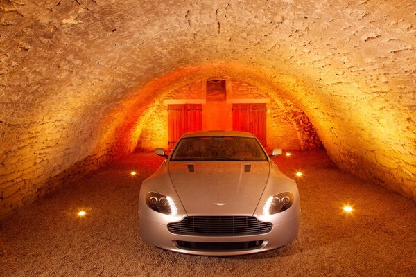 Aston Martin w piwnicy z oświetleniem