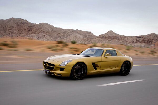 Jaune Mercedes-benz SLS amg à la vitesse