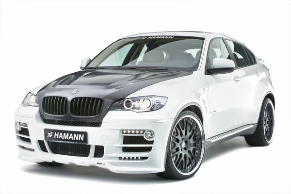 Coche bmw blanco con capucha negra