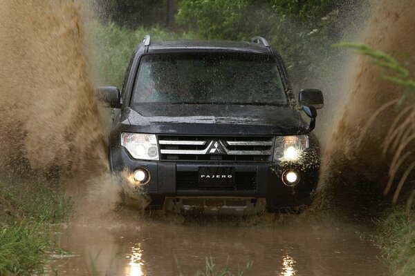 Mitsubishi pajero fährt auf dem Wasser