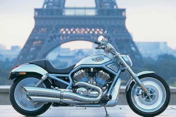 Inspirez-vous du rêve-harley davidson est aussi puissant que la tour Eiffel à Paris