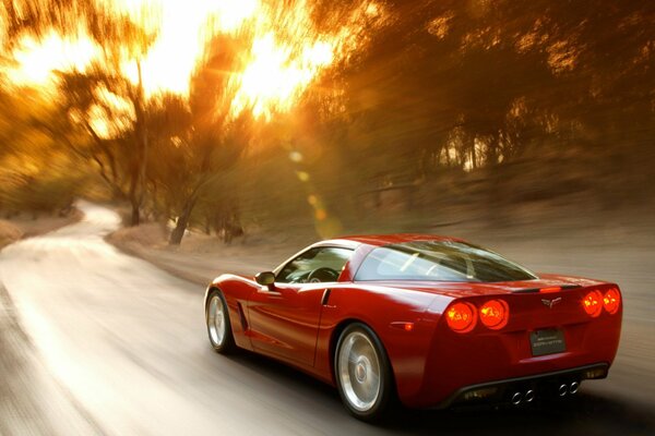 Rouge chevrolet Corvette sur la route