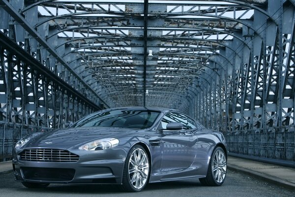 El brillante Aston Martin contra el telón de fondo de la construcción urbana