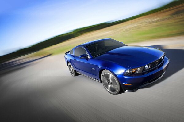 Ford Mustang à la vitesse sur la route