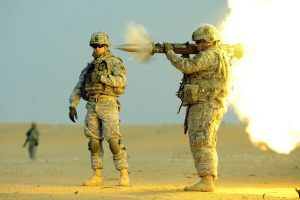 Soldiers testing anti-tank weapons