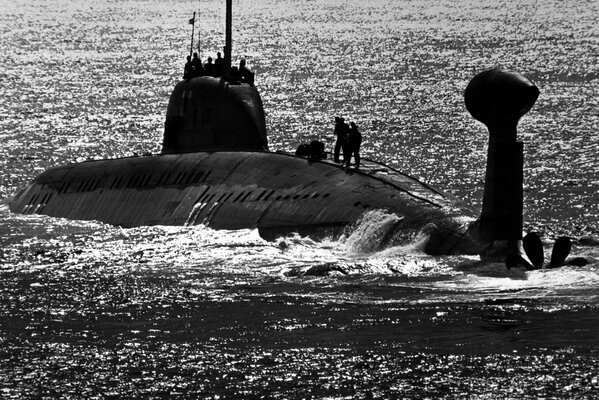 Personas en un submarino en el mar