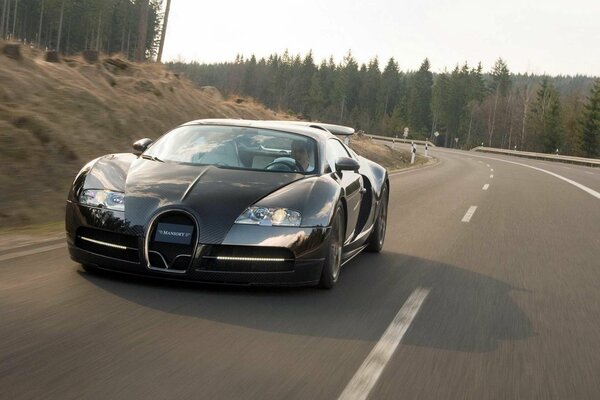 Bugatt Mansory Veyron noir sur la piste vue de face