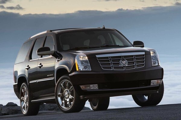 Cadillac negro contra el cielo