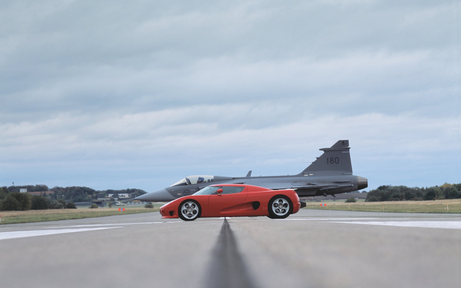 koenigsegg flugzeug rot