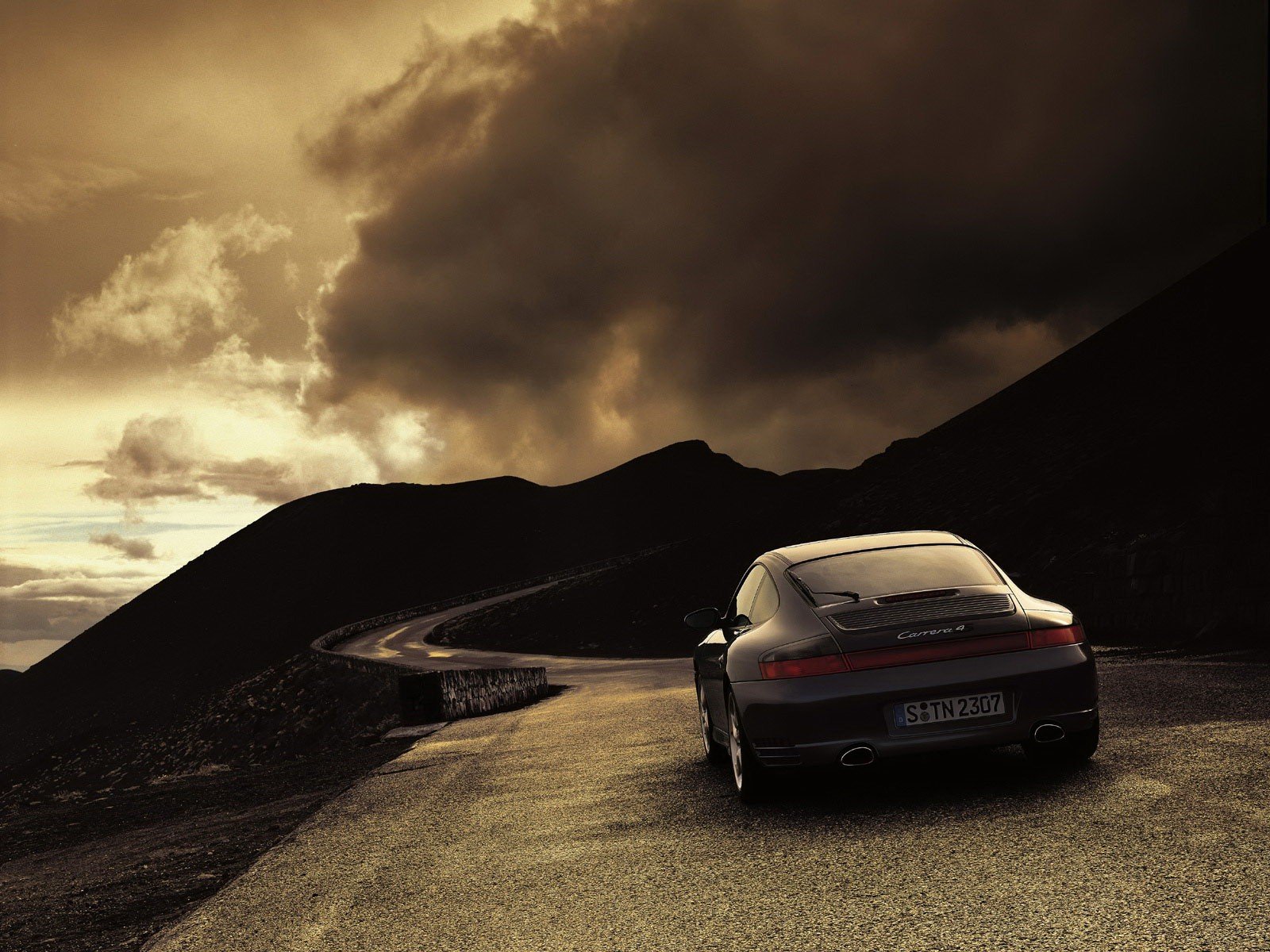 porsche 911 carrera 4 tempo strada nuvole