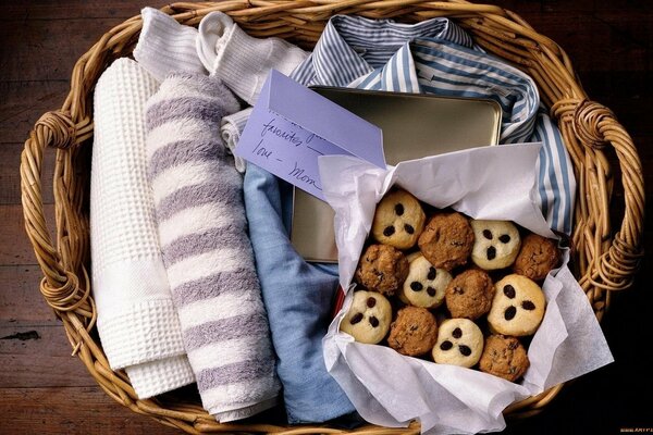 Atmospheric basket. Cute cookies