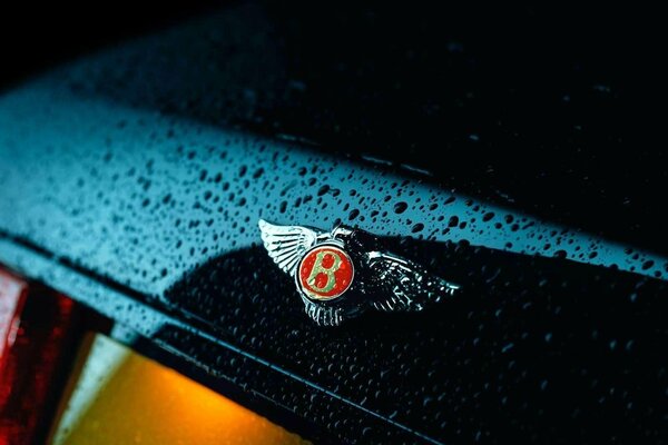 Logo de voiture Bentley. Gouttes de pluie sur la voiture