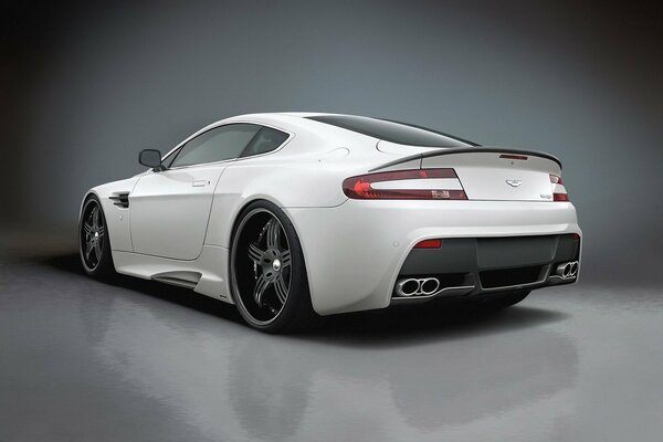 Aston Martin blanc sur fond gris