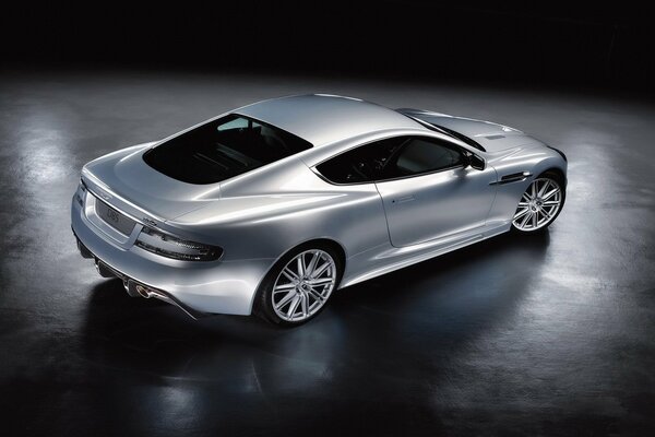 Automóvil Aston Martin de plata de la marca inglesa Aston Martin