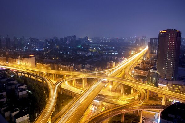 Les routes de nuit sont éclairées par des lumières