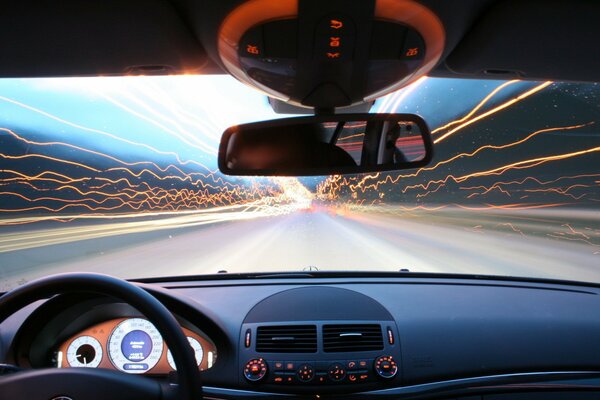 Un coche que corre a gran velocidad. Líneas de luz detrás de las ventanas