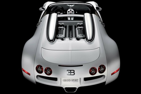 Bugatti veyron на чёрном фоне