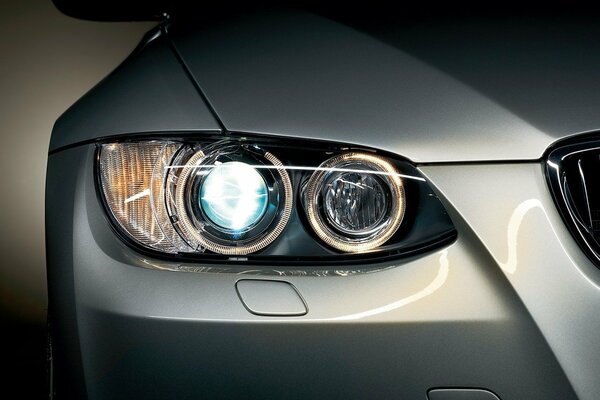 Coche de BMW, accesorios y faros