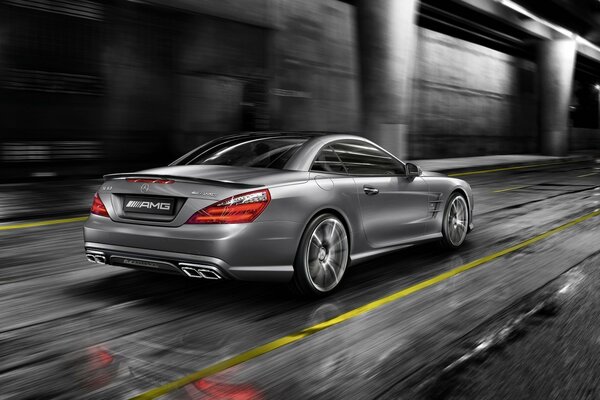 Mercedes-Auto, Geschwindigkeit auf den Straßen der Stadt