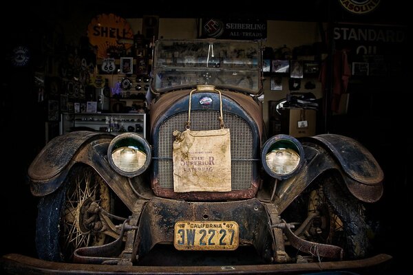 An old dead car with a touch of dust and rust