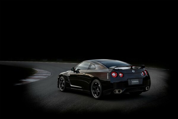 Nissan. Coche negro. Especialmente