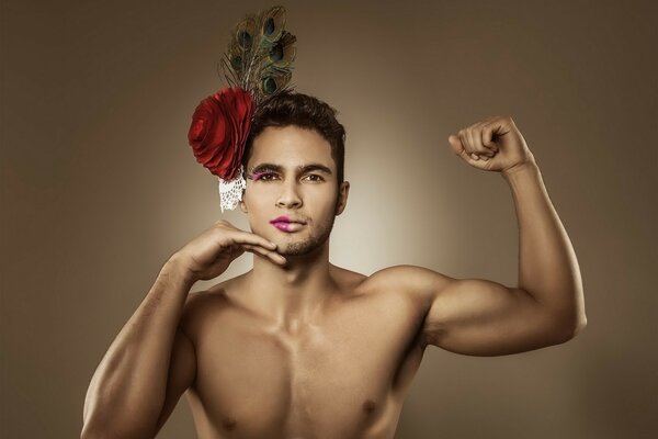 Modelo masculino en maquillaje con flor