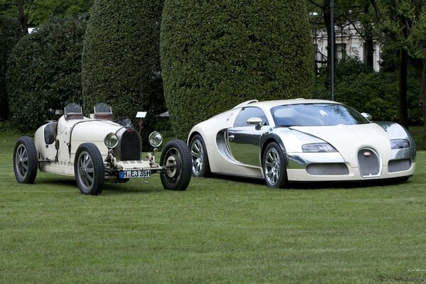 Bugatti Veyron bianco e il suo predecessore