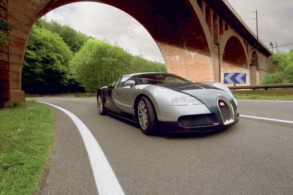 Un coche de carreras conduce por la carretera