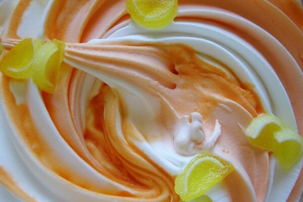 Crème glacée arc-en-ciel avec marmelade