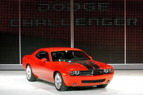 Challenger rojo en el espacio de exhibición