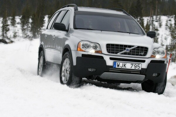 Volvo blanco en medio de una carretera Nevada