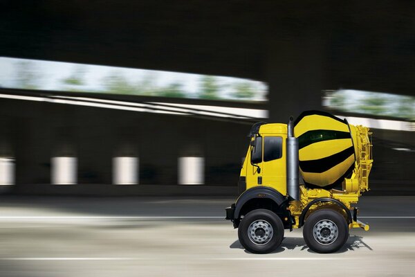 Ein kleiner LKW fährt auf der Straße