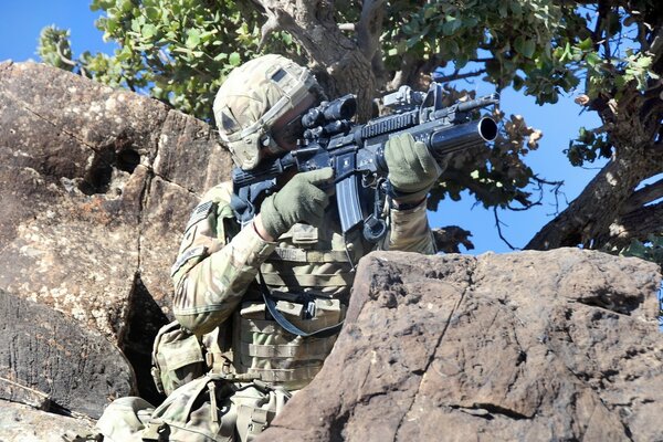 Soldaten zielen aus dem Maschinengewehr auf den Feind