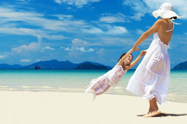 Maman s amuse à jouer avec sa fille sur la mer